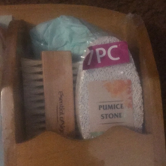 Essential Design Bath Gift Set Basket - Picture 4 of 6